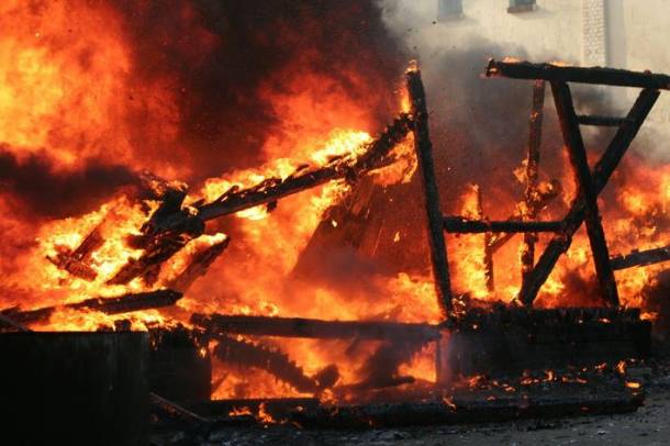 После пожара с погибшим ребёнком в Батецком районе возбудили уголовное дело