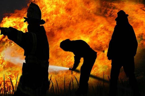 Мужчина погиб при пожаре в нежилом доме в Окуловке